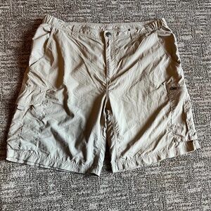 Columbia Omni-Shade men’s khaki shorts size 38, cargo, synthetic